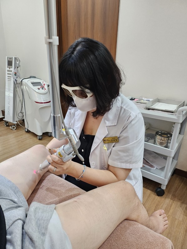 주저흔 치료를 받는 청소년. [​​​​​​​사진제공=고양준법지원센터]