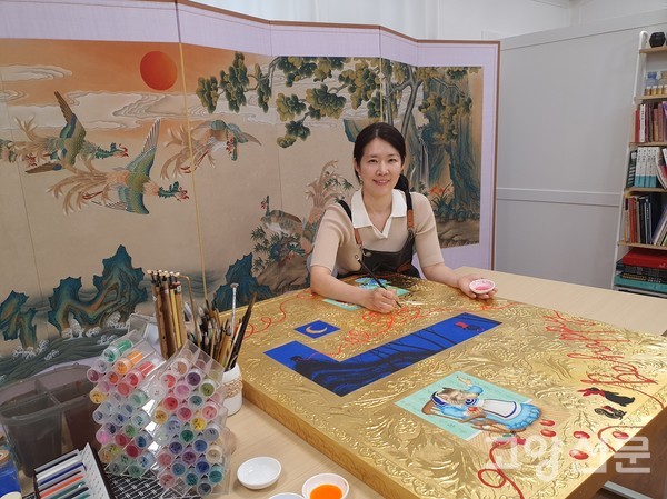 진현승 작가는 6월 열렸던 문곡회그룹전 작업을 섬세하게 마무리했다.