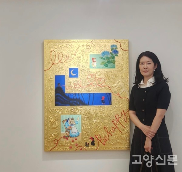 '동화를 보다(빨간모자)' 6월 전시작은 빨간 실이 운명처럼 각 인물이 행복을 만나는 소망을 담았다.