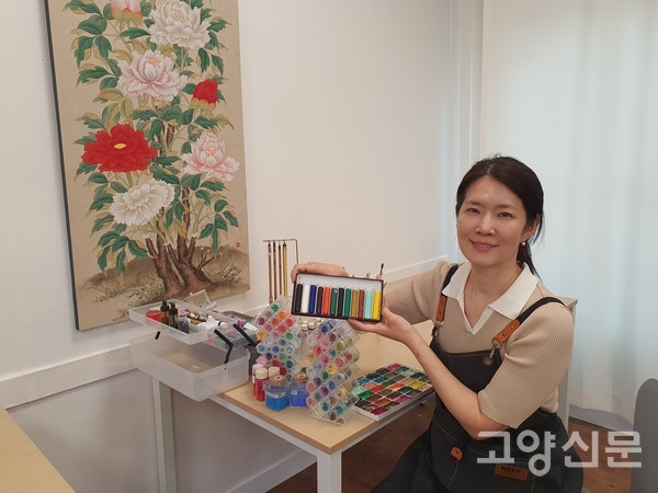 모란도(부귀와 영화와 복 상징)의 붉은 꽃은 기운과 활력, 흰색은 고결함, 분홍은 따뜻한 복을 뜻한다. 그림 앞에서 민화에 사용되는 봉채와 분채가루를 설명했다.