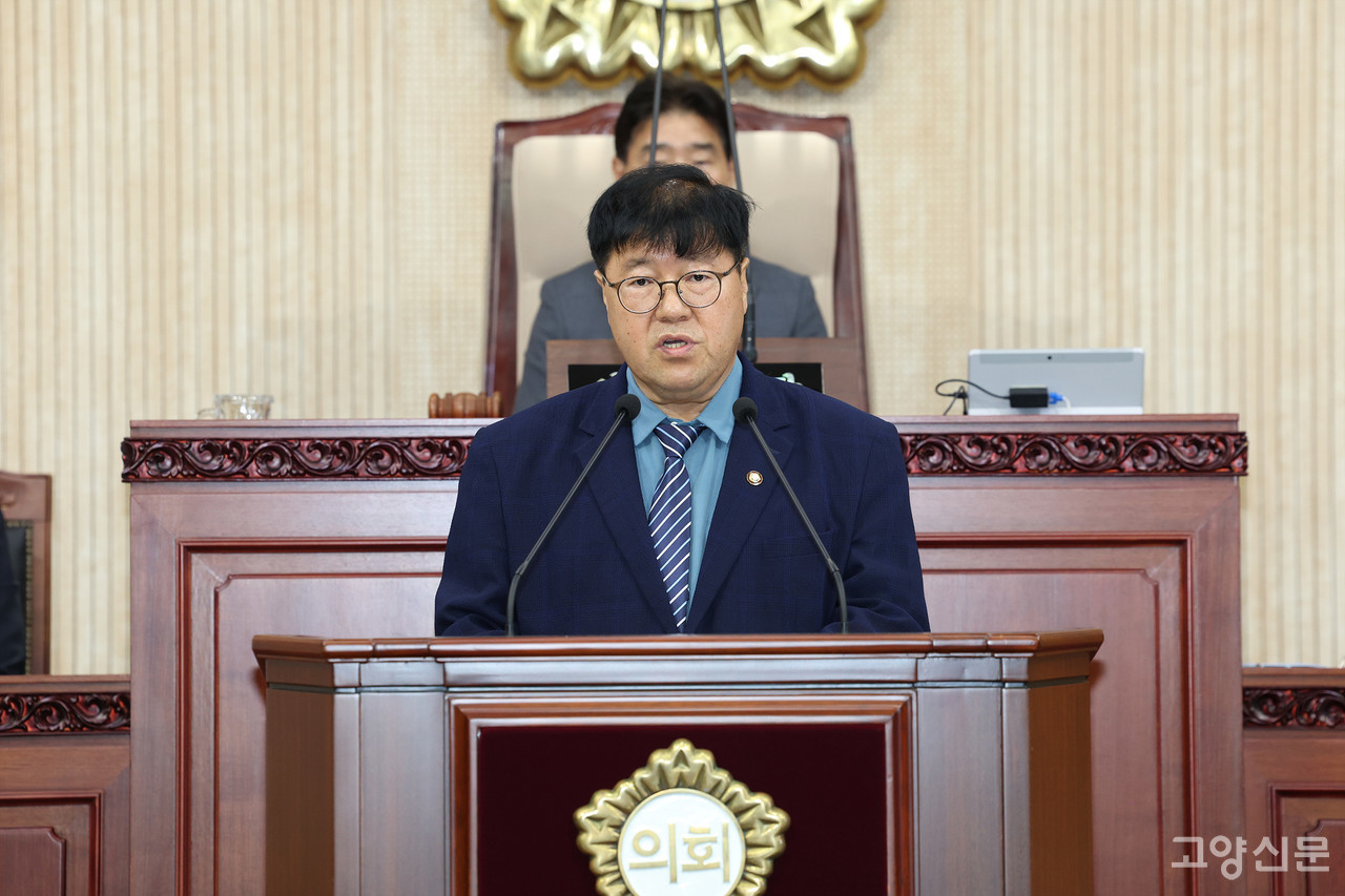 결과보고서 채택건에 대해 보고하고 있는 임홍열 백석 시청이전 행정사무조사 위원장