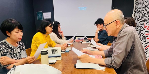 '현대미술의 풍경(현미경)'은 시즌제로 운영되는 미술책 전문 도서모임이다. 미술에 관심있는 누구나 참여할 수 있다. 