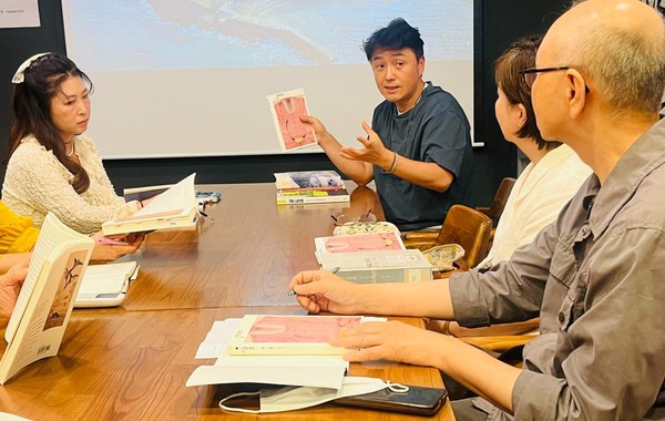 책모임의 리더 김형국씨가 그림과 책의 의미를 설명하고 있다