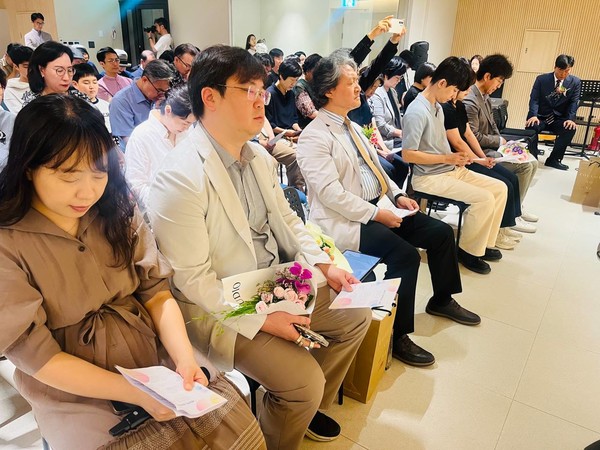 나들목일산교회 이전 감사 예배를 올리는 참석자들.