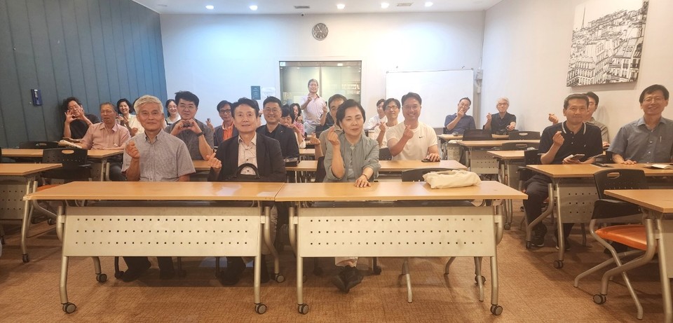 이기동 성균관대 명예교수와 강연에 참여한 '귀가 쫑긋' 인문학 회원들이 기념촬영을 했다.