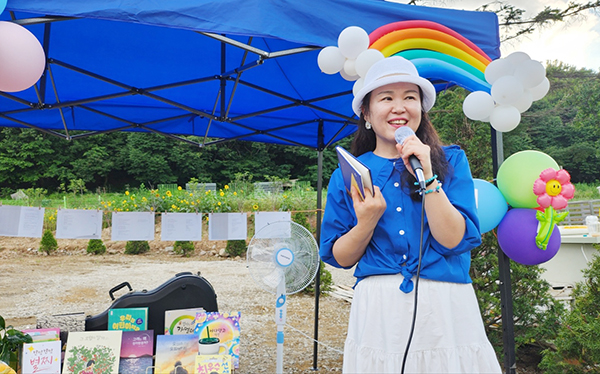 윤미경 시인이 시집 출간 소감을 전하며 활짝 웃고 있다.