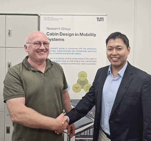 Klaus Bengler 교수(독일 뮌헨공과대학교(Technische Universität München, TUM)와 신동훈 학술 부회장(한국해양대 교수) [사진제공 = 한국자동차모빌리티안전학회]