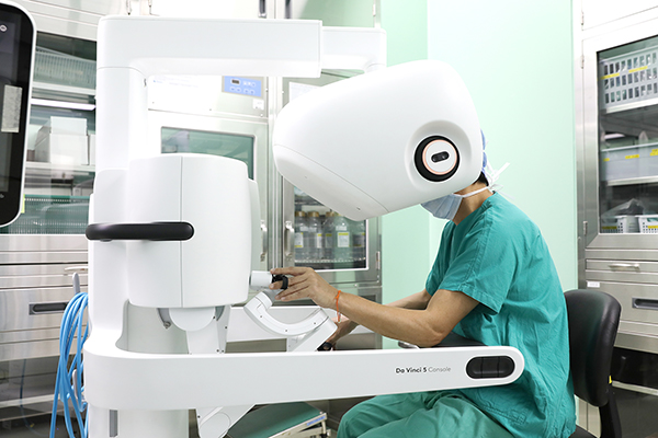 일산백병원은 국내에서 네 번째로 도입한 5세대 최신 로봇수술 장비 ‘다빈치 5(Da Vinci 5)’를 활용해 3개월도 되지 않아 수술 100례를 달성했다. 이는 단일장비 기준으로 전국 의료기관 중 최단기간 기록이다. [사진제공 = 일산백병원]