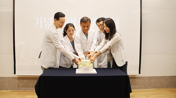 30주년 기념 케이크 커팅식, (왼쪽부터) 김창기센터장, 연미희 부원장, 김혜성 이사장, 김영연 병원장, 이다혜 부원장