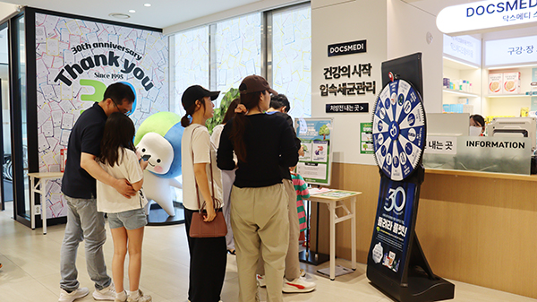 방명록과 룰렛 이베트에 참여중인 환자와 방문객