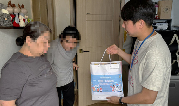  고양시장애인종합복지관 사례권익옹호팀이 장애인 가구에 맞춤형 물품을 지원하고 있다.