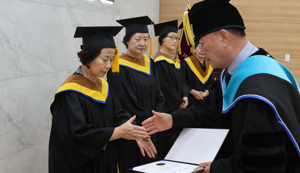 수강생들이 장순복 조합장으로부터 수료증을 받고 있다.