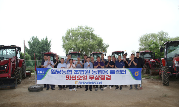 원당농협 ‘농업용 트랙터 밋션오일 무상점검’에 참석한 농업인과 이창림 조합장.