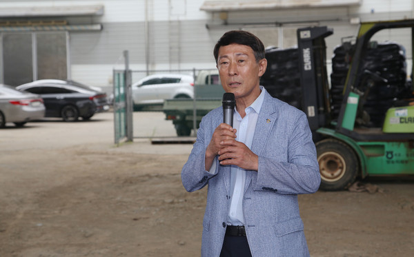  이창림 조합장이 조합원들에게 인사를 하고 있다.