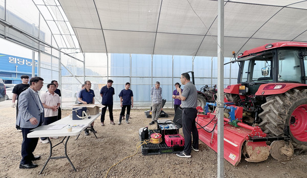 조합원들에게 트랙터 등 밋션오일의 중요성에 대해 설명하는 관계자(맨 오른쪽).