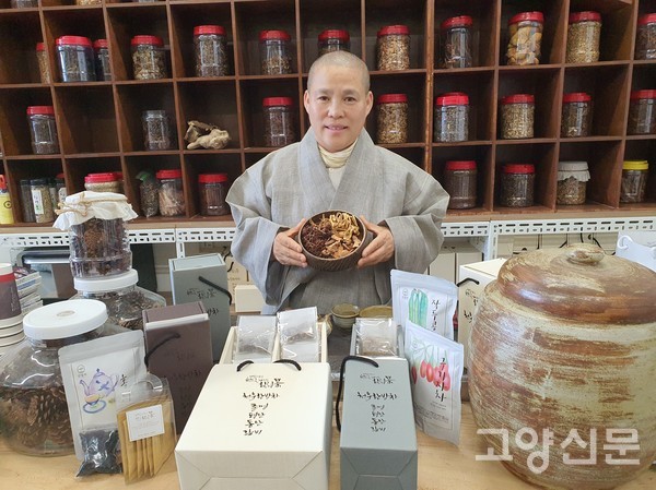 선엽스님이 마가목 열매, 작두콩 등 한방 약차 재료들을 보여줬다.이 모든 재료를 오랜 시간과 정성으로 법제를 하고 브랜딩으로 특허를 받아 먹기 편하도록  차(티백)로 만든다.