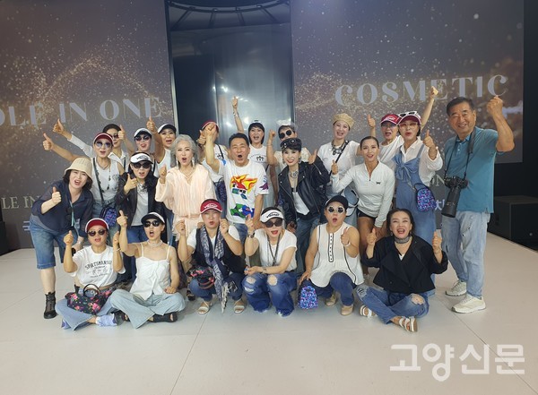 정해숙 협회장(앞에서 두 번째 줄 연분홍 옷)과 회원들이 패션쇼를 마치고 단체사진을 찍었다.