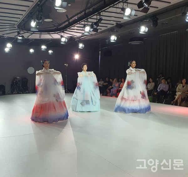 모델들이 한복(태극기)을 입고 패션쇼를 펼쳤다.