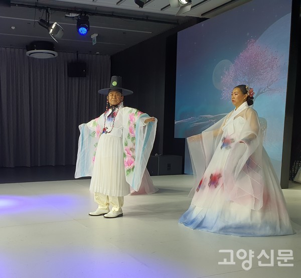 무궁화가 그려진 한복 패션쇼.