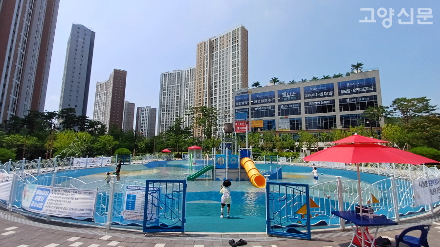 2일 긴급 폐쇄됐던 지축근린공원 물놀이장이 엿새 만인 8일 재개장해 꼬마손님들을 받았다.