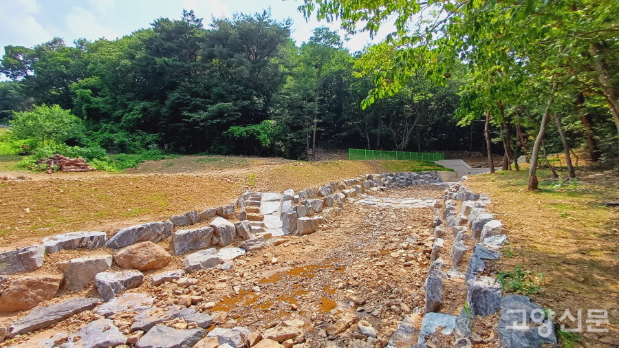 사방댐 아래쪽 100m 구간에 계류보전작업도 마무리됐다.
