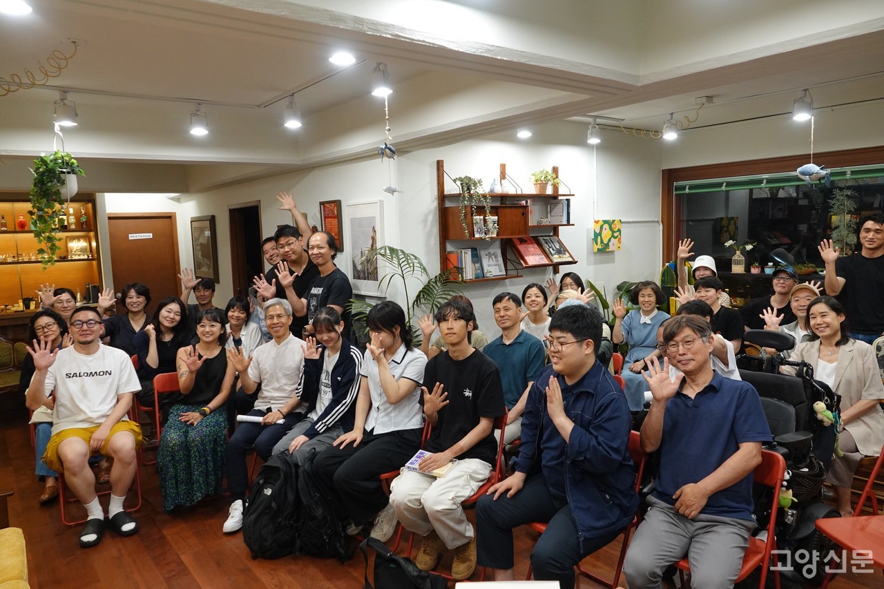 강연을 마친 뒤 참석자들이 함께 단체사진을 찍었다.