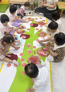 체험을 하는 어린이집 원생들