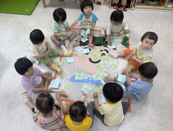  어린이집 원아들이 체험을 하고 있다.