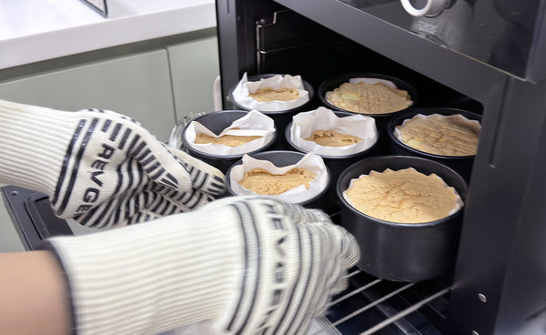 '새겨담다'의 케이크 재료인 빵은 손수 구워 주문량에 맞춰 준비한다.