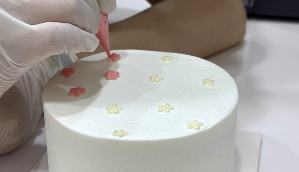 '새겨담다'는 모든 것에 디테일을 담아 주문 케이크의 완성도를 높인다.