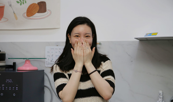 조소혜 새겨담다 대표. 수줍움에 손으로 얼굴을 가렸다.