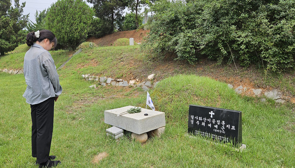  경기북부보훈지청의 직원이 광복 80주년을 맞아 순국선열의 희생과 독립정신을 기리는 참배를 하고 있다.