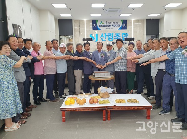 개점 제례의식 중 팥 시루떡 커팅식을 진행했다.