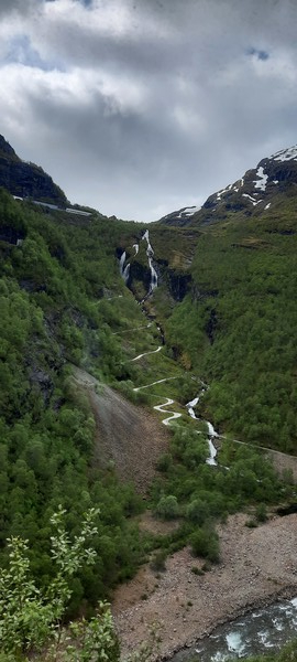노르웨이 플롬(Flåm)인근 굽이길, 트롤의 사다리길 처럼 산을 오르는 길과 눈덮인 산을 여름에도 볼 수 있다. [이철규 북유럽특파원]