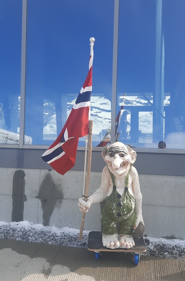 게이랑에르 피오르 인근 달스니바 전망대를 지키고 있는 트롤동상. 눈덮인 산 정상의 눈처럼 흰 몸의 트롤을 상징하고 있다. [이철규 북유럽특파원]