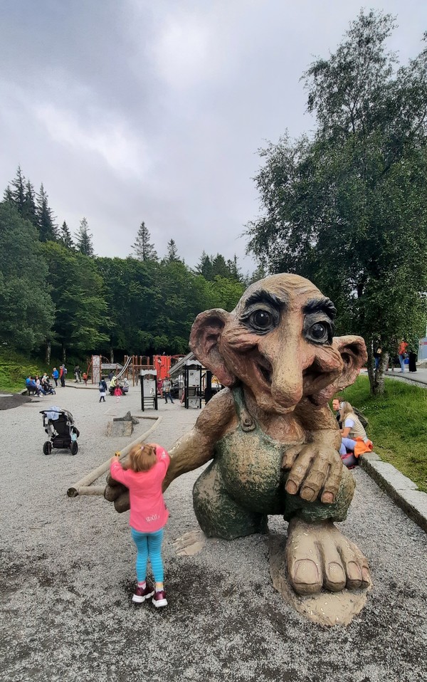 노르웨이 베르겐인근 트롤 공원 트롤조각상에 아이가 오르고 있다. [이철규 북유럽특파원]