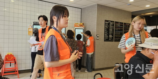 어르신들을 대상으로 친절하게 1:1 교육을 진행한 대학생 선생님들.