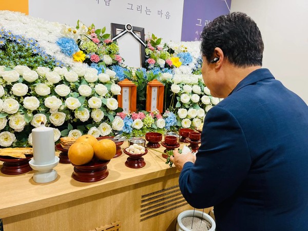 영정없는 장례식장. 지난２일 시립승화원 무연고 공영장례식에 자원봉사자가 상주를 맡고 있다.