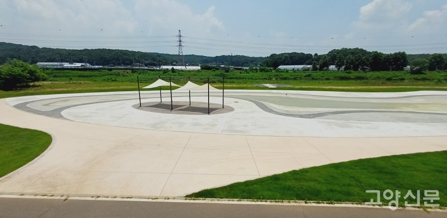 관산동 둑방에서 내려다 본 공릉천 발물놀이터 모습. 