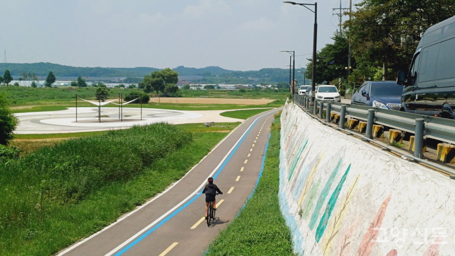 공릉천 발물놀이터는 관산동 구도심 주택가와 접하고 있는 원당교 인근에 만들어졌다. 