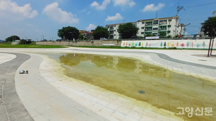 개장 소식을 듣고 직접 찾아가 본 '공릉천 발물놀이장'의 8일 모습. 물은 바닥을 겨우 채우고 있고, 물이끼가 말라가며 물비린내를 풍기고 있었다.  
