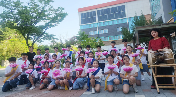 황미선 가야금병창과 원흥초교 합창단이 함께 사진을 찍었다.