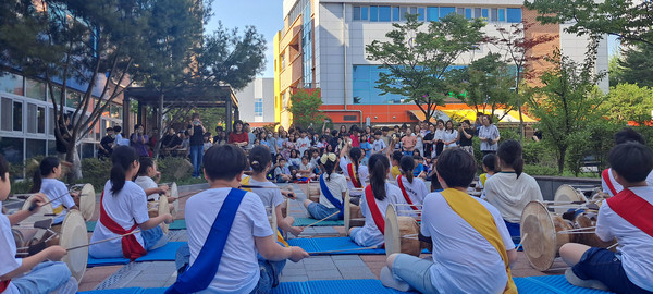 '원흥 소리로 아우름' 국악합창단이 펼친 등굣길 음악회.