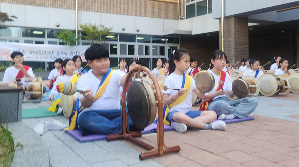 '원흥 소리로 아우름' 국악합창단의 등굣길 음악회