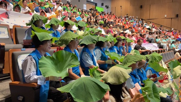 연잎을 활용해 응원전을 펼치고 있는 행신2동주민자치위원들. [사진제공=박혜련]