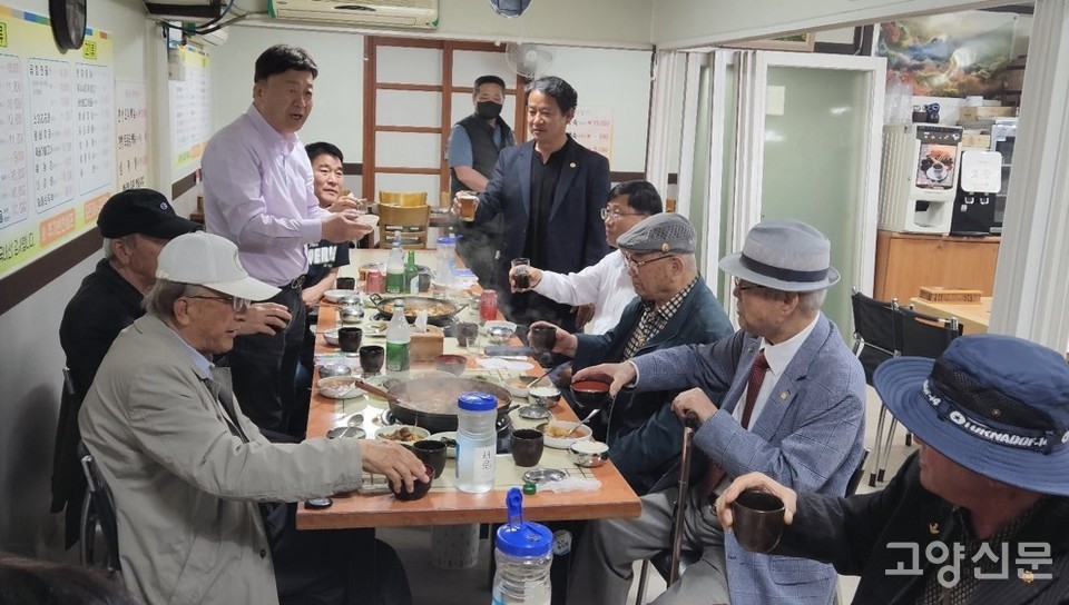 정례회의 후 함께 식사를 하며 반가운 대화를 이어갔다.