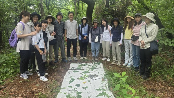 고양신문 마을숲 탐방객들이 지난달 27일 옥녀봉에서 손수건 위에다 숲을 만드는 체험활동을 하고 있다.