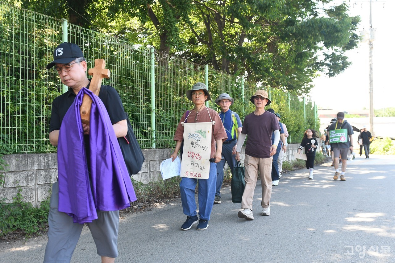 고양시 8개 교회가 산황산 골프장 증설 백지화를 위한 기도회를 가졌다.