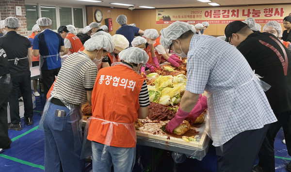 삼송1동과 삼송동종합복지회관이 소외계층을 위한 ‘여름 김치 나눔’을 진행했다.