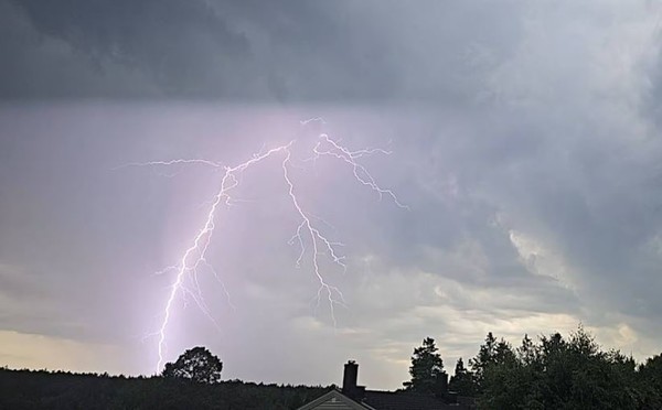 노르웨이 여름 번개 사진. 노르웨이 공영방송 NRK 자료화면 캡처. [이철규 북유럽특파원]